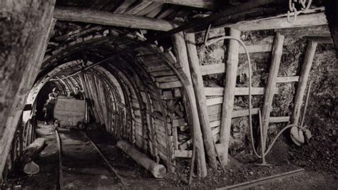 PLANCHE DE SOUTIEN DANS LES GALERIES DE MINES .